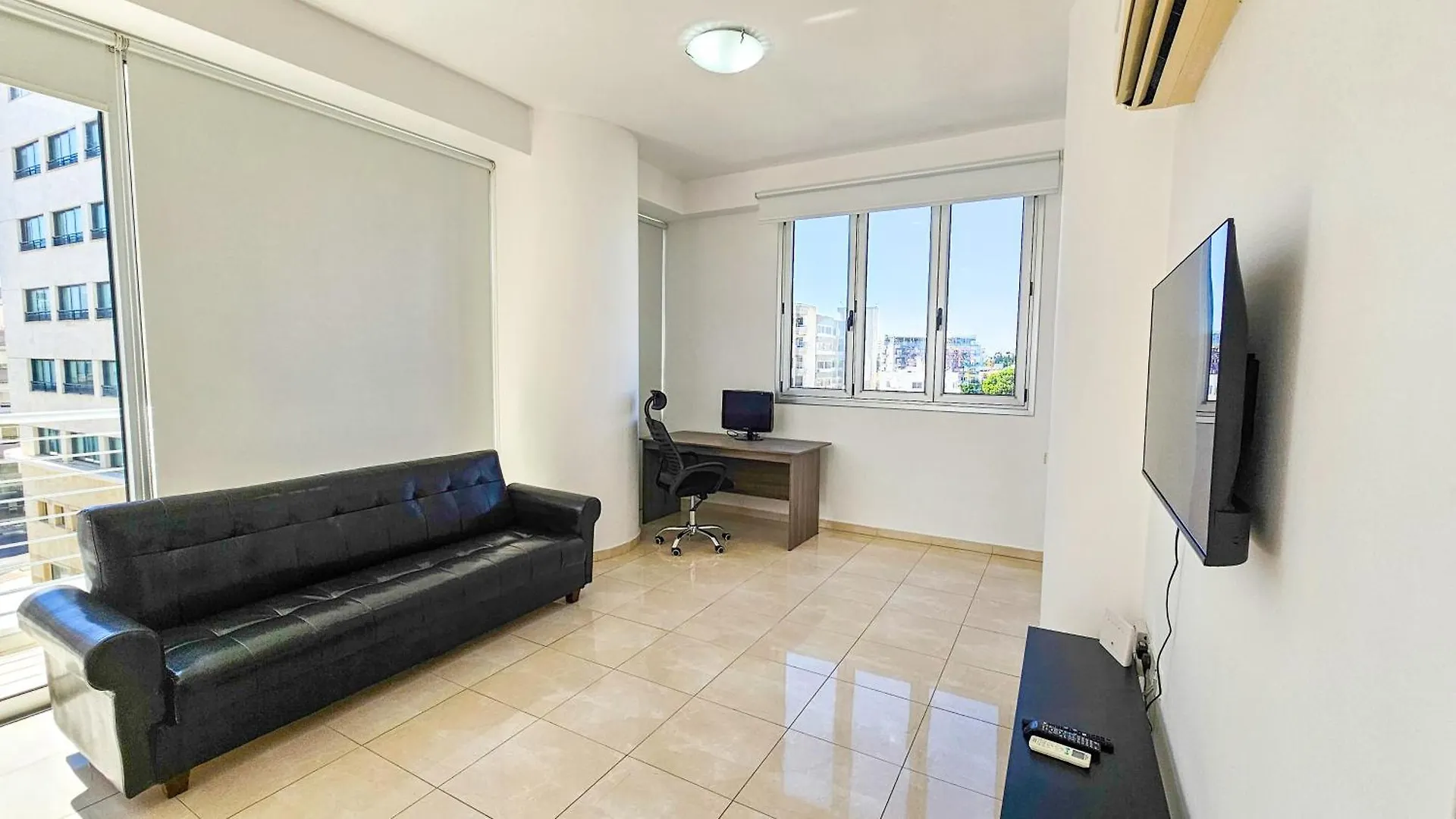 Larnaca Marina Sea View Apartment Cipro